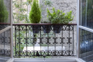 reflecteur-de-lumiere-pose-sur-un-balcon-jardiniere-ouverture-luminosite-dans-la-piece