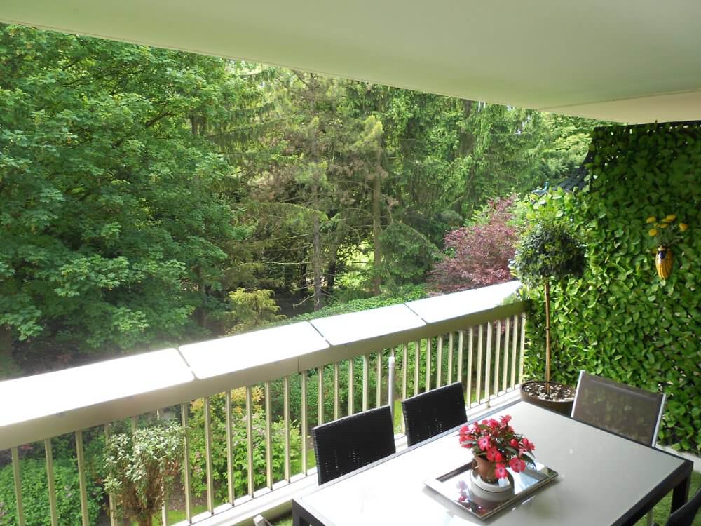 reflecteur-balcon-pose-sur-la-balustrade-lumiere-naturelle-intérieur-lumineux-avec-espaciel