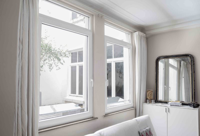 reflecteur-fenetre-vu-interieure-decoration-design-blanc-lumiere-naturelle