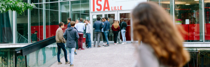 Studenten warten vor dem Eingang der ISA