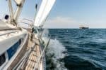 Un voilier de croisière et un cargo de transport se croisent au large de Sète. En mer et en pleine lumière