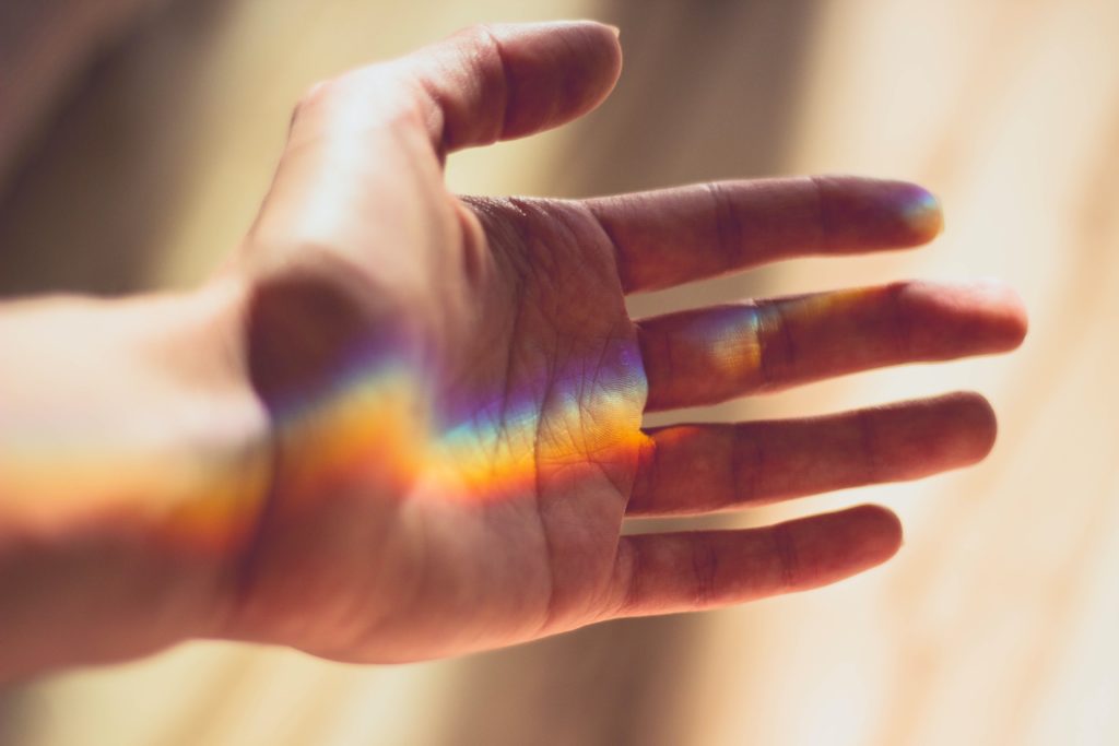 Spectre coloré de la lumière diffractée projetée sur une main