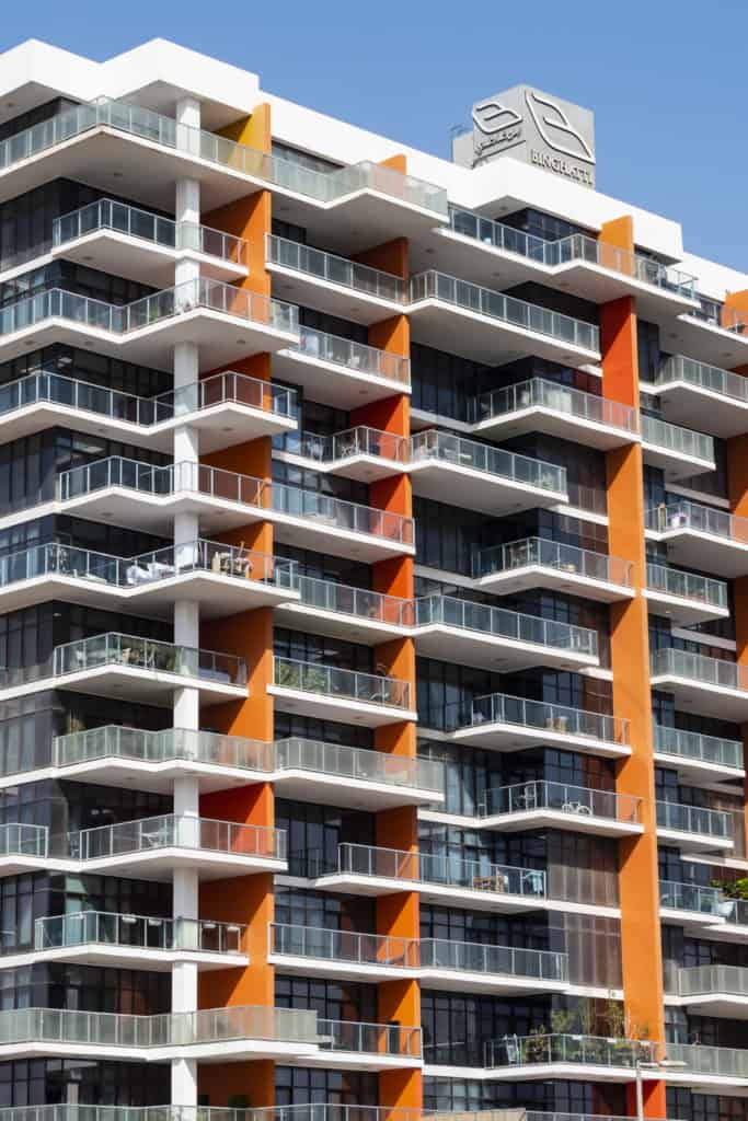 ein Gebäude mit Wohnungen mit für Großstädte typischen Balkonen
