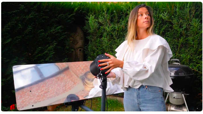 eine junge Frau manipuliert den motorisierten Reflektor