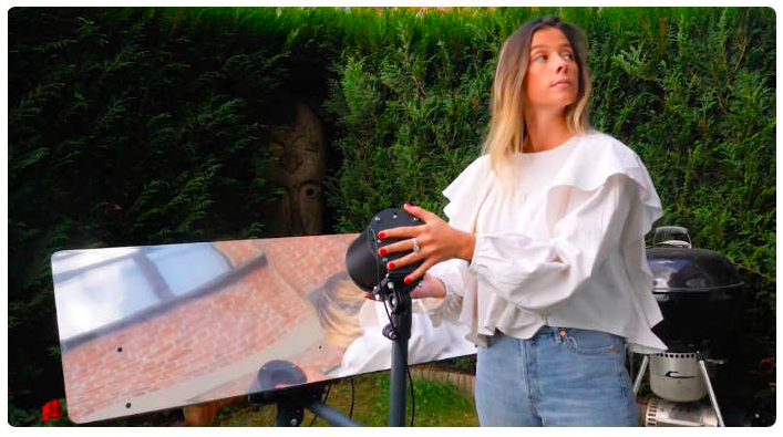 eine junge Frau bedient den motorisierten espaciel-Reflektor