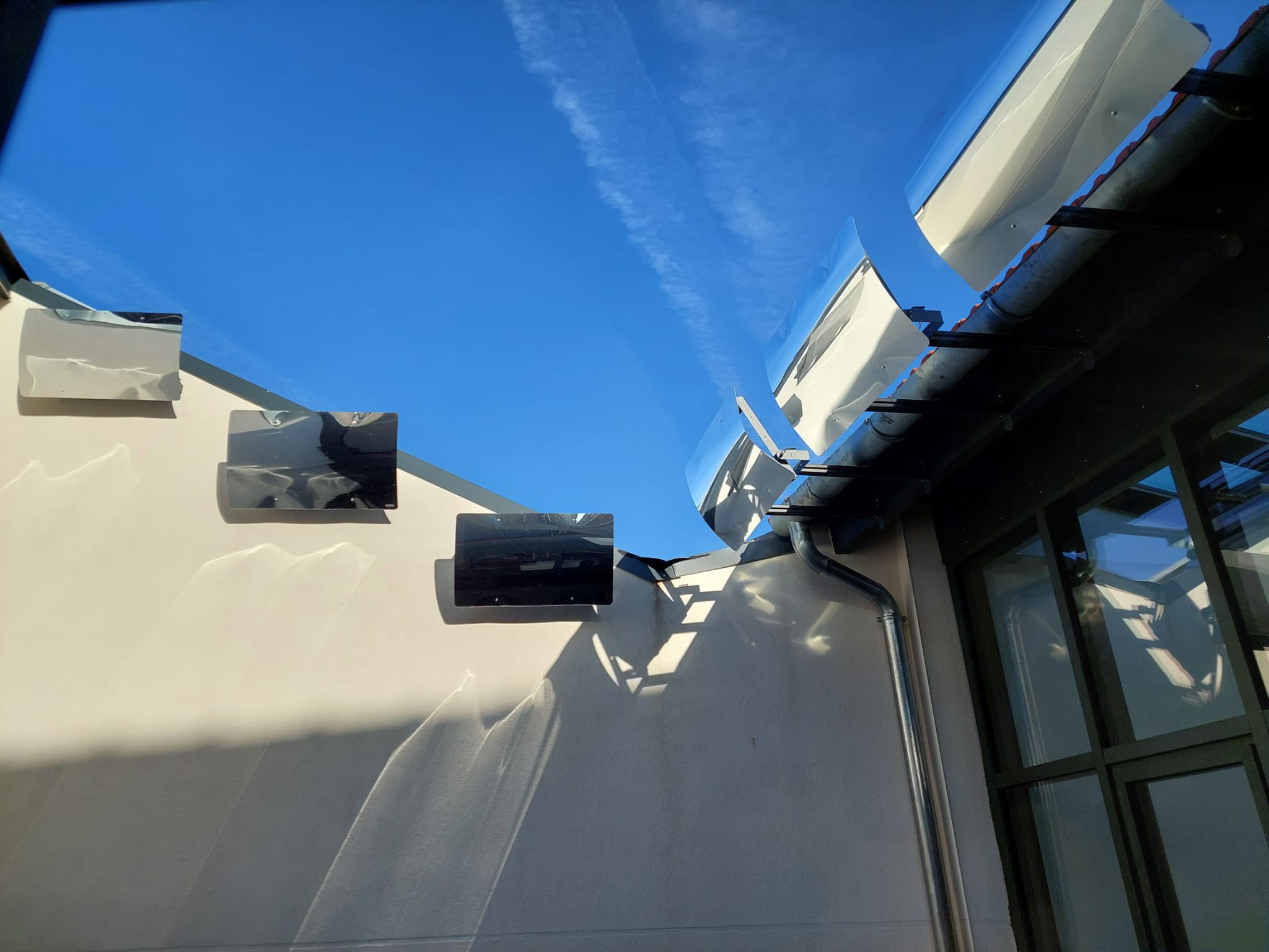 Espaciel-Reflektoren sind um den Innenhof herum angebracht, um das Loft mit Sonnenlicht zu versorgen