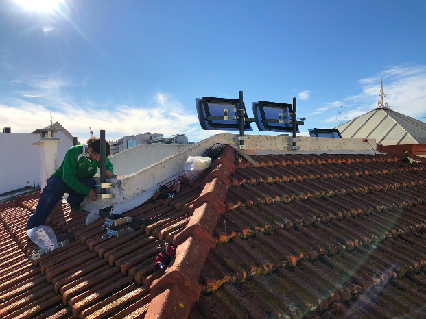 Installation von Espaciel Solar-Terrassenreflektoren für einen schattigen Innenhof