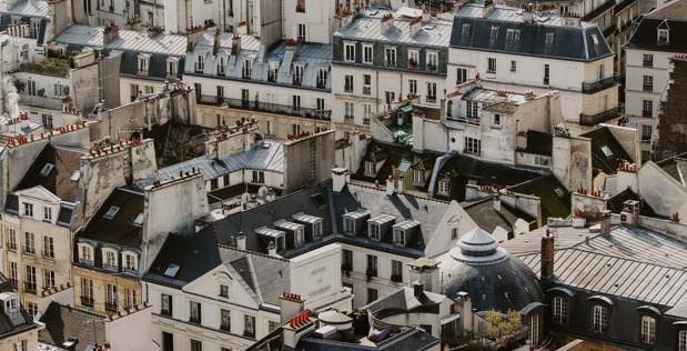 in Paris stehen sich viele Gebäude gegenüber, was zu einem Mangel an natürlichem Licht führt