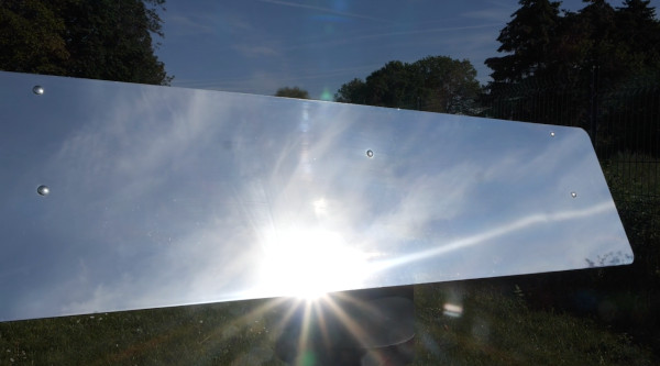 Oberfläche des Reflektors motorisierter Garten mit einem Sonnenstrahl