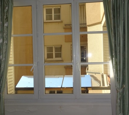 Blick auf den Balkonreflektor von Jean-Lucs Wohnung aus