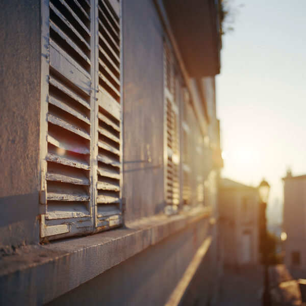 Fenster mit Sonnenstrahlen, um sein Stadthaus natürlich zu beleuchten