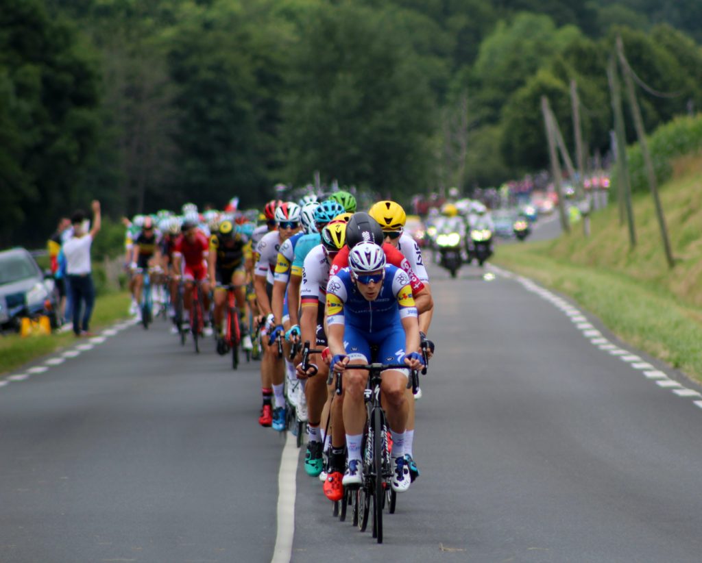 Teilnehmer der Tour de France auf einer Bergstraße