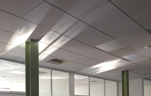 der upstore-Reflektor kombiniert natürliches Licht mit einer Jalousie für visuellen Komfort ideal für Büros oder Erdgeschosse