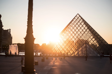 Die Glaspyramide des Louvre in Paris