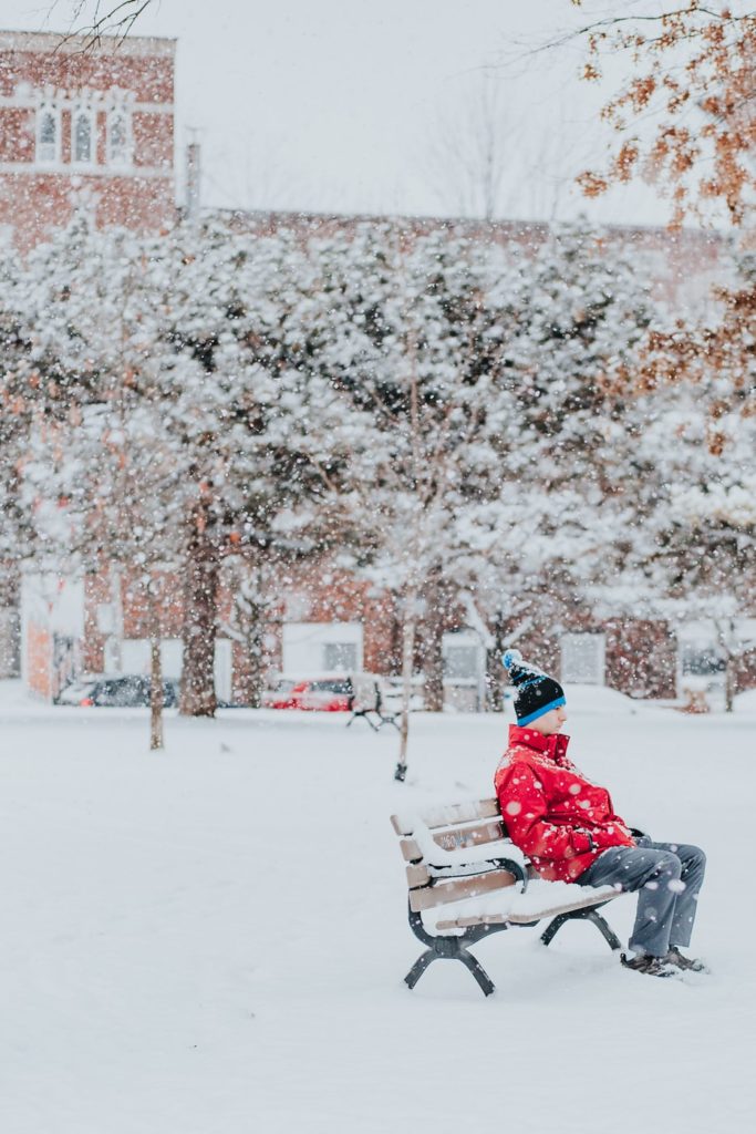 ein trauriger Mann saß im Winter auf einer Bank