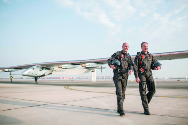 Bertrand Picard und sein Co-Pilot vor dem Flugzeug von Solar Impulse