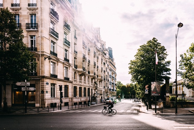 eine Straße in Paris, die im Frühling sonnig ist