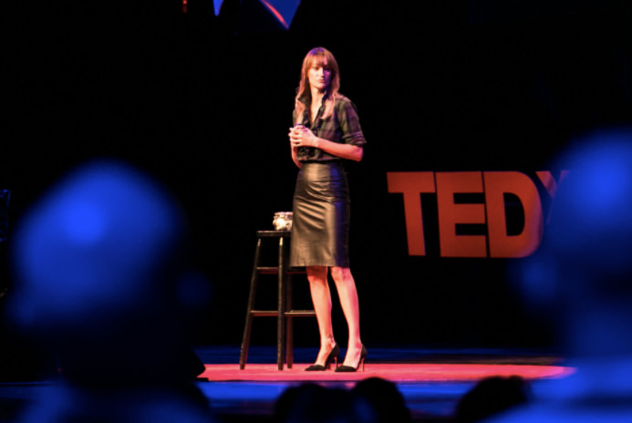 Bea Johnson auf einer TEDx-Konferenz über ihre abfallfreie Reise