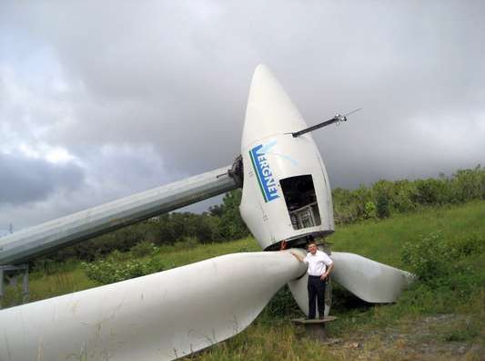 Marc Vergnet vor einer offenen Windkraftanlage