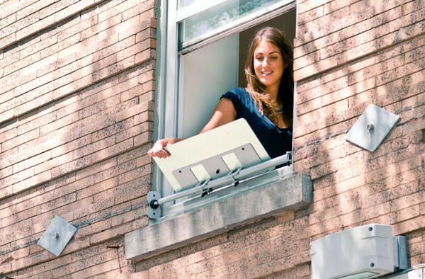 eine junge Frau, die ihren Reflektor einstellt Fenster Espaciel
