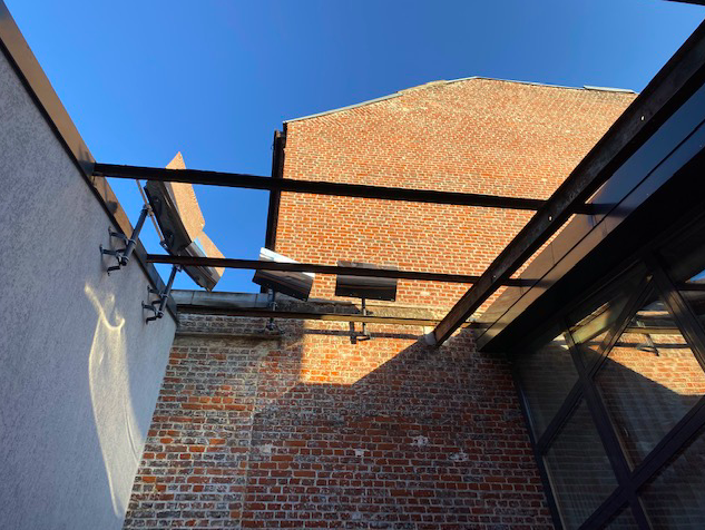 quatre réflecteurs courbes renvoient le soleil dans un loft en contre ville