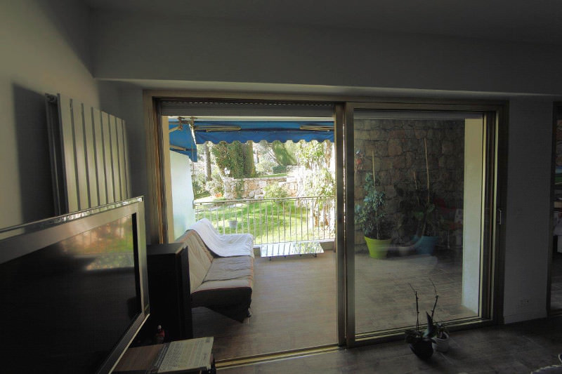 reflecteur-terrasse-espaciel-installe-sur-la-terrasse-avec-au-dessus-un-balcon-casquette