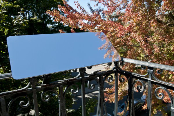 reflecteur-balcon-installe-sur-une-balustrade