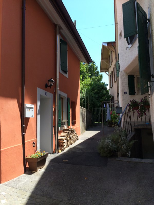 Logement éclairé par le soleil mais possédant des murs épais