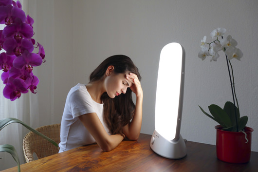 femme-qui-fait-une-seance-de-luminotherapie