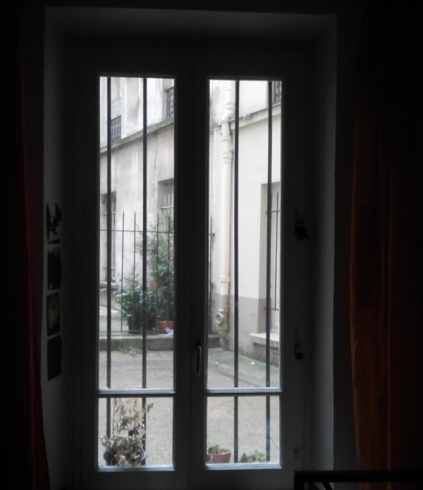 fenetre-vu-interieur-sombre-noir-manque-de-lumiere-appel-espaciel-pour-retrouver-la-lumiere-dans-son-studio-parisien