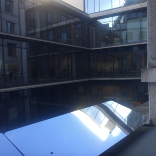 le Réflecteur Mural est fixé devant l'ouverture de la fenêtre pour capter la lumière du ciel et la rediriger dans le bureau sombre