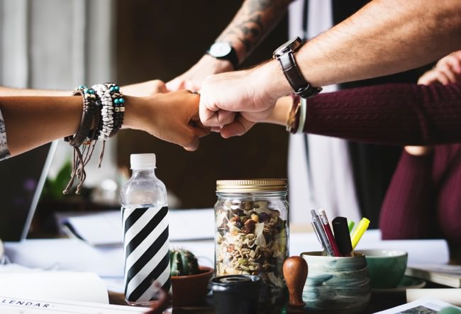 ensemble-de-mains-qui-montre-le-travail-d-equipe