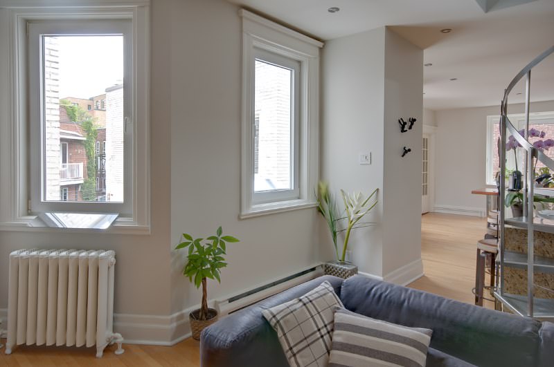 sejour-canada-design-appartement-lumineux-avec-le-reflecteur-espaciel-capter-la-lumiere-pour-la-rediriger-dans-la-piece