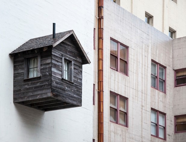 maison-en-bois-attachée-sur-un-mur
