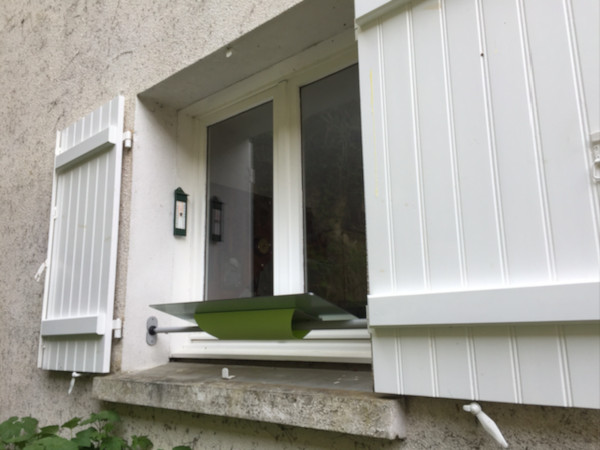 réflecteur fenêtre installé devant la fenêtre la cuisine pour permettre de capter la lumière du ciel et la rediriger à l'intérieur