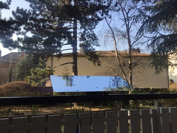 réflecteur balcon clipsé à la balustrade permettant de capter la lumière du ciel et la rediriger dans son intérieur pour illuminer son séjour
