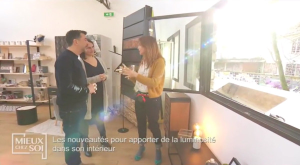 Sophie Ferjani explique le fonctionnement du Réflecteur Espaciel à Stéphane Plaza et Jennifer, cliente de l'agence