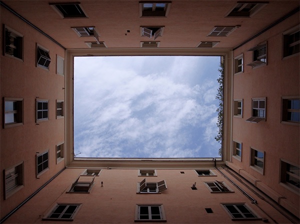 ciel-vu-du-sol-avec-des-appartements-rouges-tout-autour