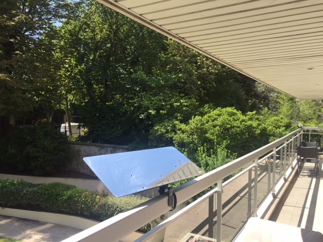 réflecteur-balcon-solaire-installé-sur-une-balustrade-pleine