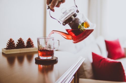 tasse-de-the-servi-par-une-personne