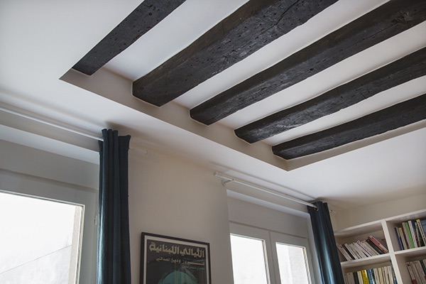 poutre-en-bois-sur-le-plafond-de-l-appartement-dans-le-salon