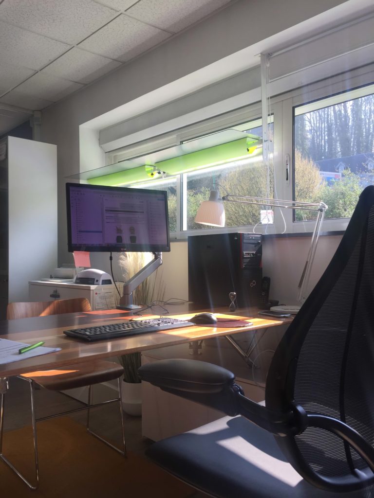 les réflecteurs de lumière laissent passer la lumière dans les bureaux pour permettre du bien-être en lumière naturelle et une bonne ergonomie au travail
