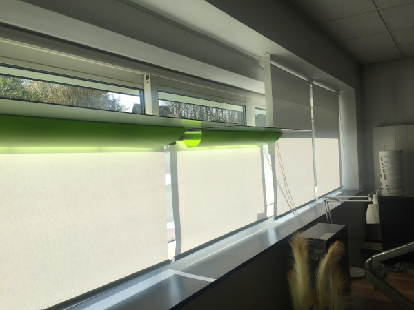 les stores des Réflecteurs Upstore sont déroulés pour tamiser la lumière pour une lumière du jour naturelle au bureau