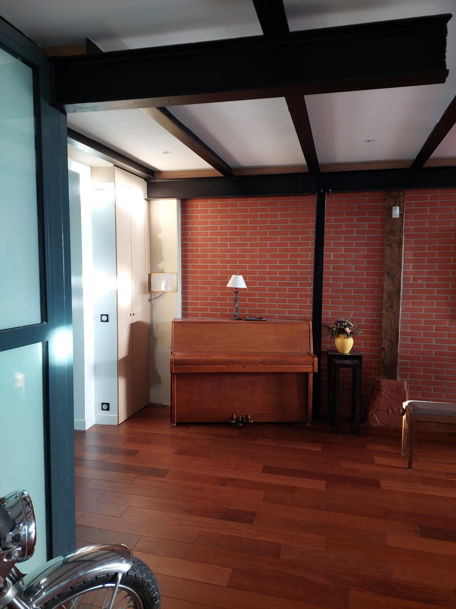 Au coeur du loft la pièce-à-vivre ensoleillée par les Réflecteurs Espaciel