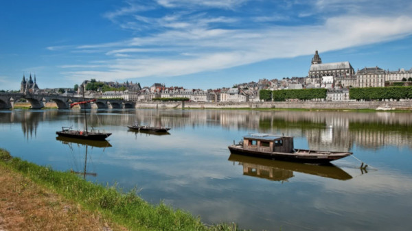 le type d'habitat dans le val de loire sont les maisons troglodytes