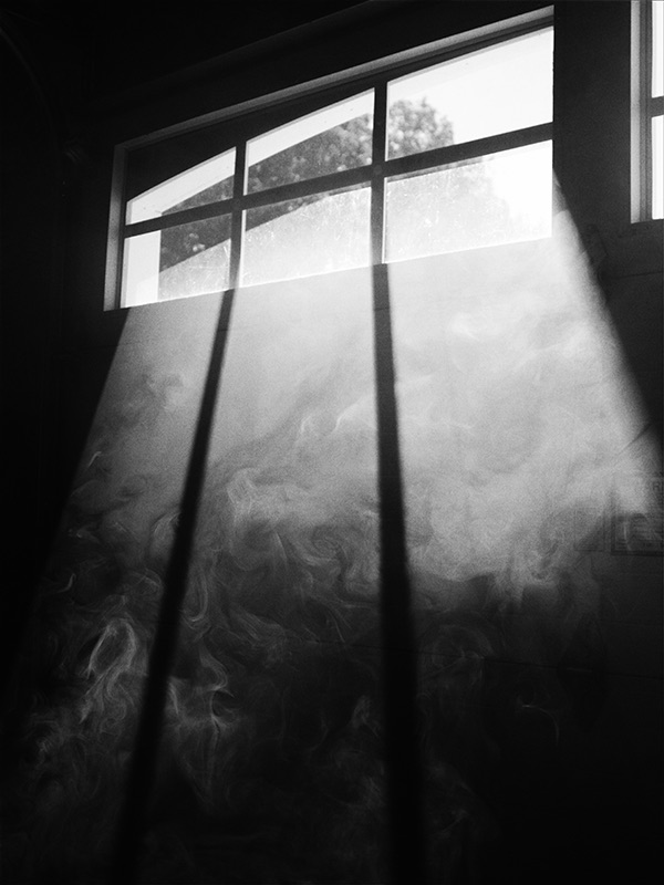 fenetre-vu-de-l-interieur-en-noir-et-blanc