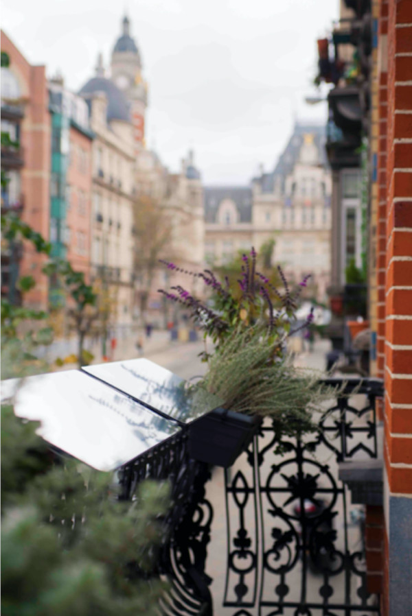 réflecteur balcon permettant de capter la lumière du ciel pour la rediriger dans un intérieur faire entrer la lumière du jour
