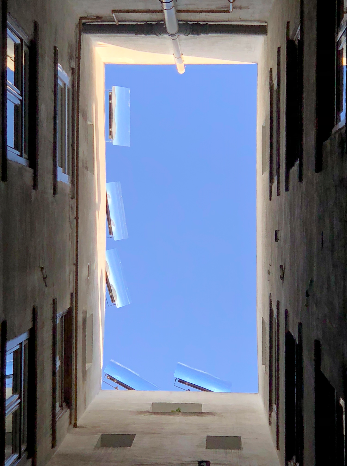 Cour intérieure à l’ombre dans un puit de lumière