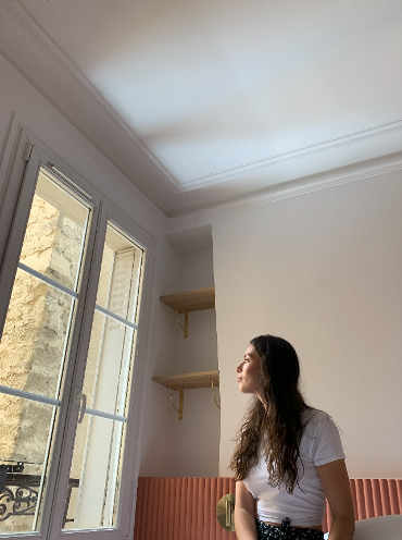 jeune femme profite de la lumière d’un réflecteur et se sent bien chez soi