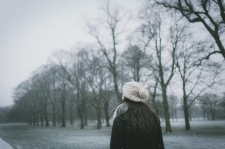 femme-qui-marche-en-plein-hiver